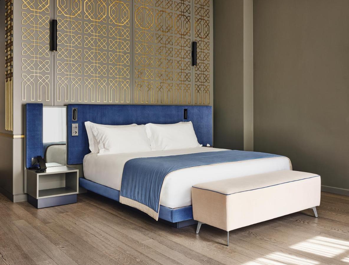 Deluxe Zimmer mit Kingsize-Bett und teilweisem Seeblick
